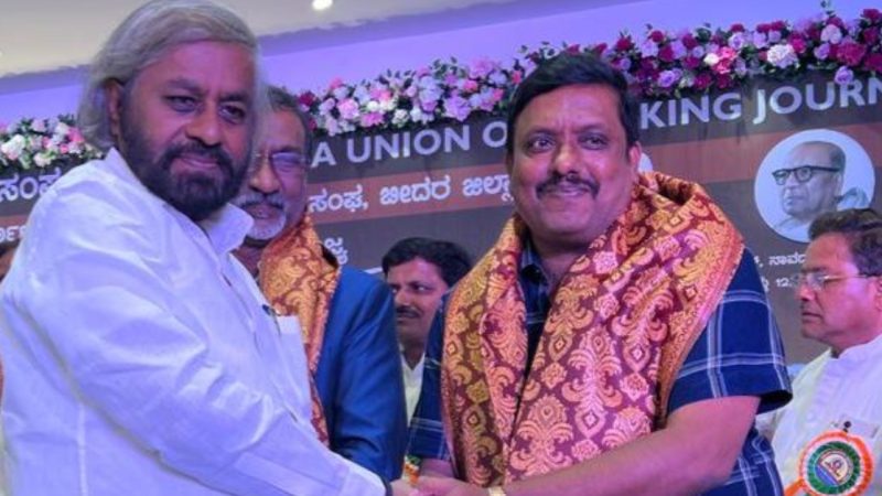 ದ್ವಾರಕೀಶ್‌ ಪ್ರಶಸ್ತಿ ಸ್ವೀಕರಿಸಿದ ಸಿನಿಮಾ ಪತ್ರಕರ್ತ ಜಗದೀಶ್‌ ಕುಮಾರ್